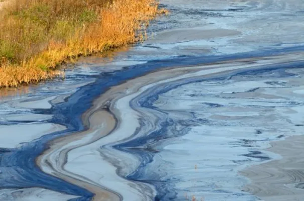 Nước thải nhiễm dầu ảnh hưởng mạnh mẽ tới môi trường
