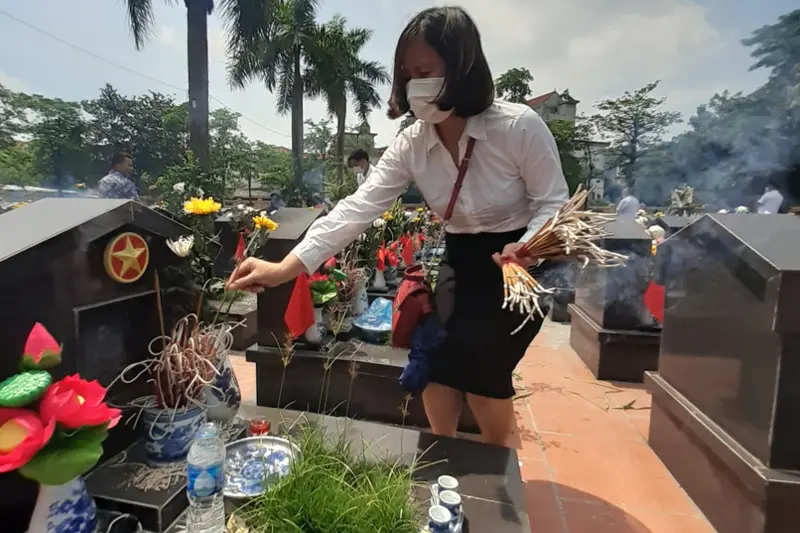 Bà Trần Thị Trang dâng hương các liệt sỹ