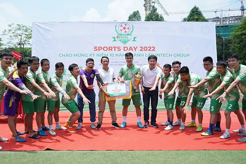 FC Toàn Á ăn mừng chức vô địch