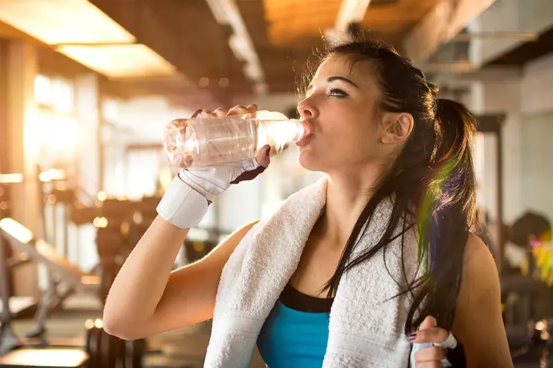 Vì sao nên uống nước điện giải tập gym?