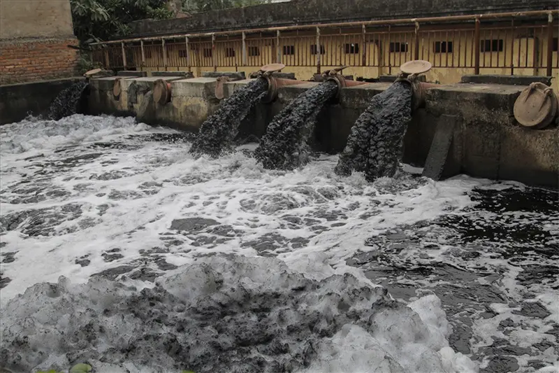 Nước thải công nghiệp chưa qua xử lý từ một khu công nghiệp tại Hà Nội
