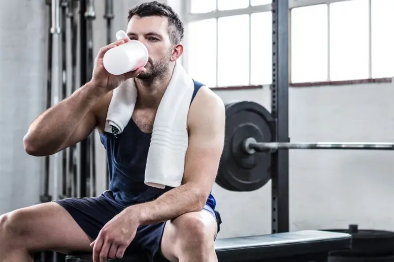 Uống nước điện giải khi tập gym mang lại nhiều lợi ích cho việc tập luyện và sức khoẻ