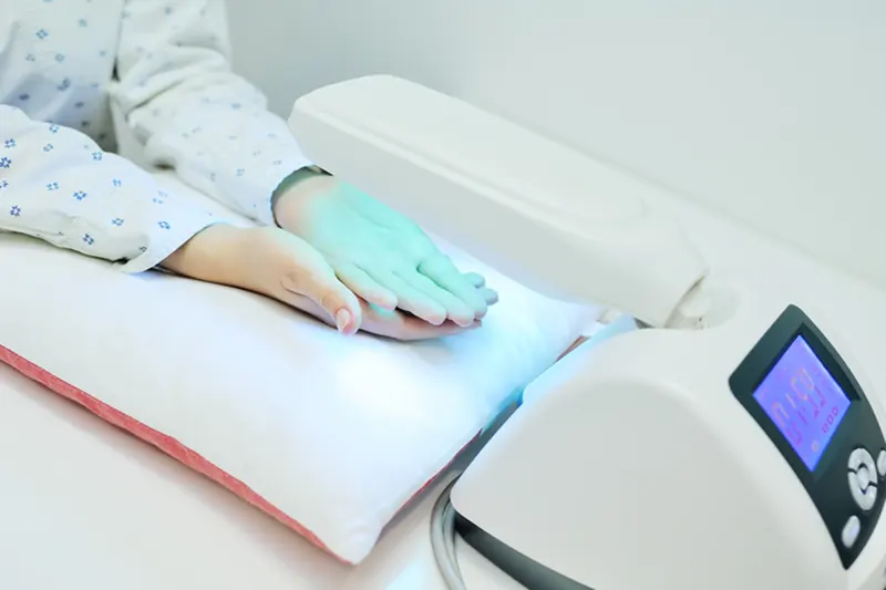 Đèn UV có tác dụng gì? Đánh giá ưu, nhược điểm của thiết bị - 2 Đèn LED điều trị bệnh ngoài da