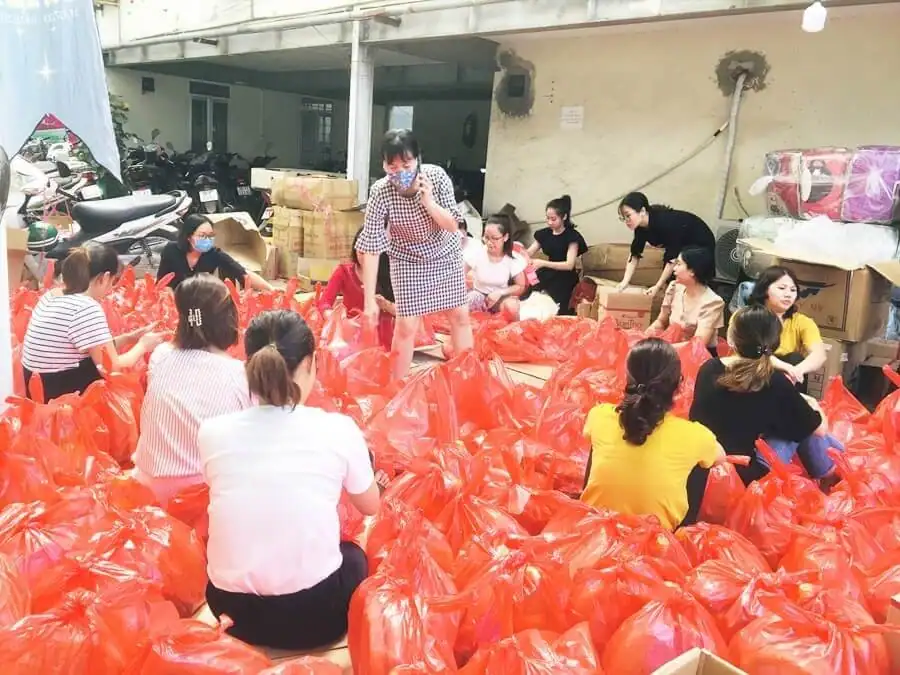 Toàn Á ngừng tiếp nhận ủng hộ đồng bào lũ lụt miền Trung - 2 Chuẩn Bị, Sắp Xếp đồ Cứu Trợ Miền Trung Tại Công Ty Toàn Á 2